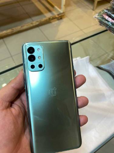 OnePlus 9r ram8gb rom256gb 2month sin working condition 10by10 hai 