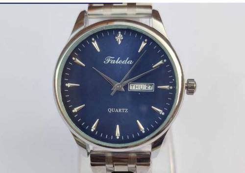 •  Material: Stainless Steel•  Dial Size: 35mm•  Movement: Quartz•  Di