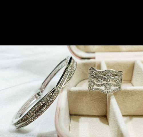 Elegant zircon braslet with zirconi ring
