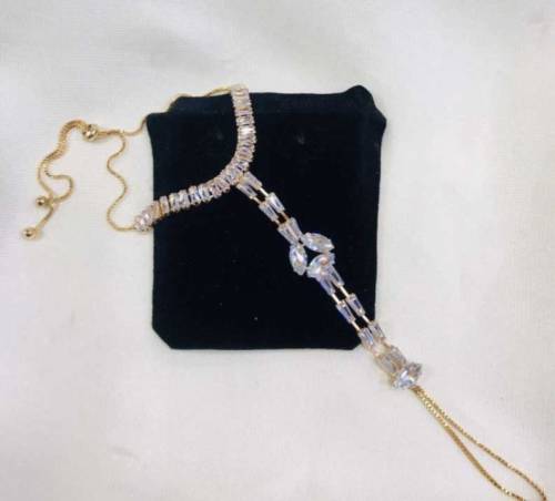 •  Base: Metal•  Plating: Golden Polish•  Stones: Zircone•  Size: Adju