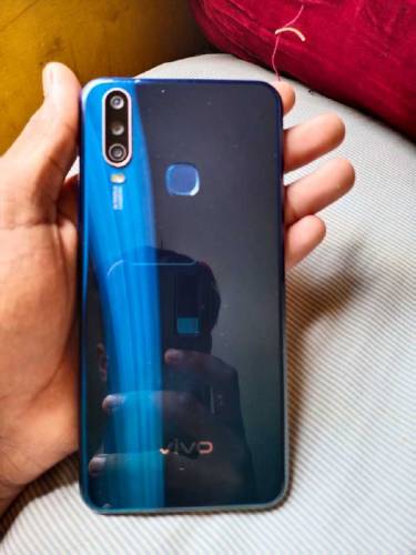 VIVO Y15 WITH BOX AND ORIGINAL CHARGER COMPLETE ACCESSORIES. 