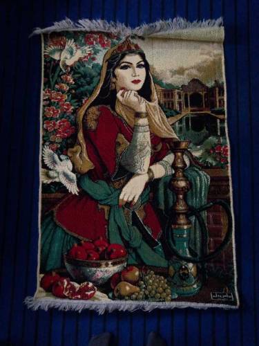 Dewar par oaghna wali haa bht achi cheez ha carpet ma bani haa hand ma
