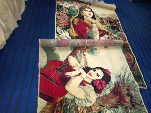 Dewar par oaghna wali haa bht achi cheez ha carpet ma bani haa hand ma