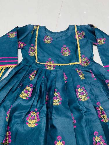 •  Fabric: Silk•  Pattern: Plain•  Dimensions: Chest: 21 Inches, Arm H