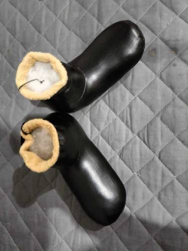 *Socks**Fabric: Rexine**Size: Universal*بغیر زپ اور بٹن 