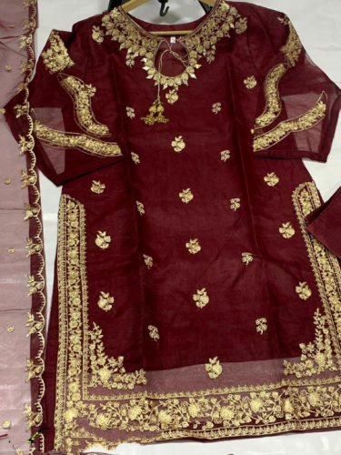 •  Fabric: Organza•