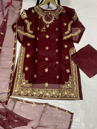 •  Fabric: Organza•