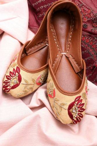 Name: Khussa-52Brand: LayanColor: MustardDesign: Beautiful Embroidered