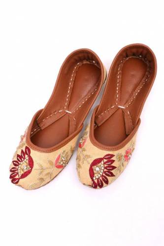 Name: Khussa-52Brand: LayanColor: MustardDesign: Beautiful Embroidered