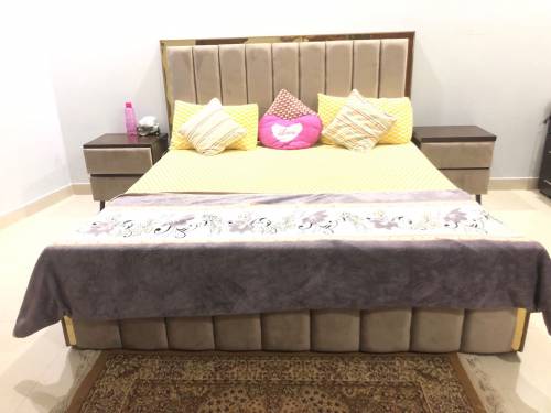 new fully poshished bed set 