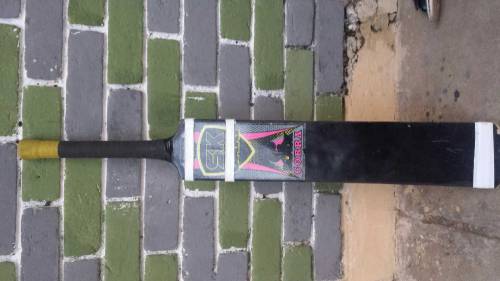 SAKI cricket bat