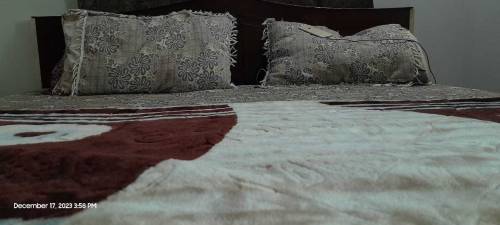 King sized bed without mattress 20K