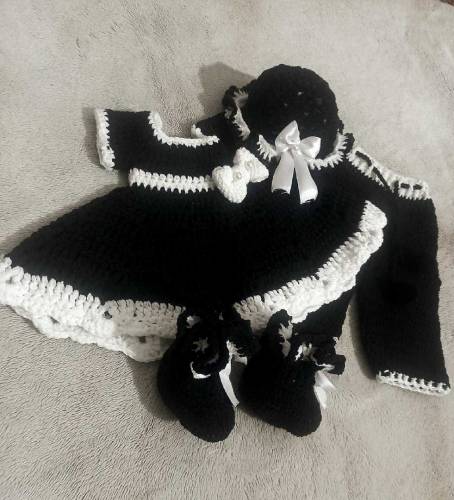 Handmade crochet baby girl set 