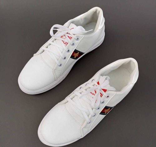 Men's sports shoes