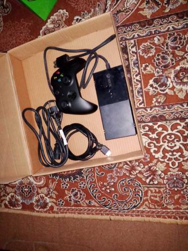 selling Xbox One with 1TB HDD and with box