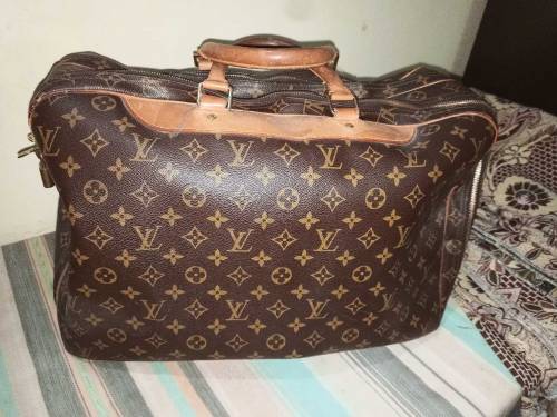 louis vuitton bag brand new and only 1 to 2 time used and pure leader 