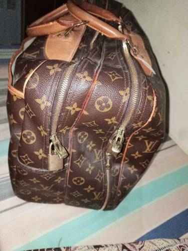 louis vuitton bag brand new and only 1 to 2 time used and pure leader 