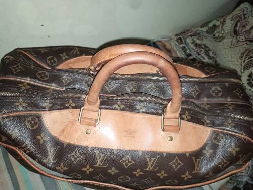 louis vuitton bag brand new and only 1 to 2 time used and pure leader 