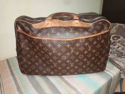 louis vuitton bag brand new and only 1 to 2 time used and pure leader 