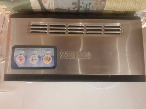 Icecream machine with build in compressor.
