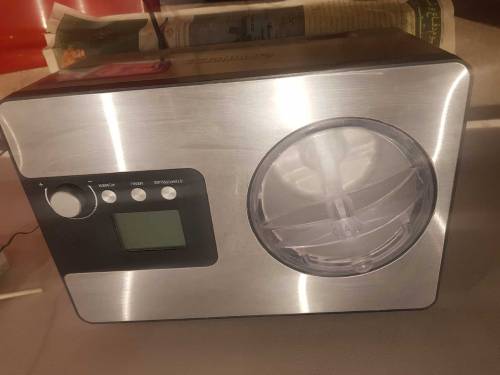 Icecream machine with build in compressor.