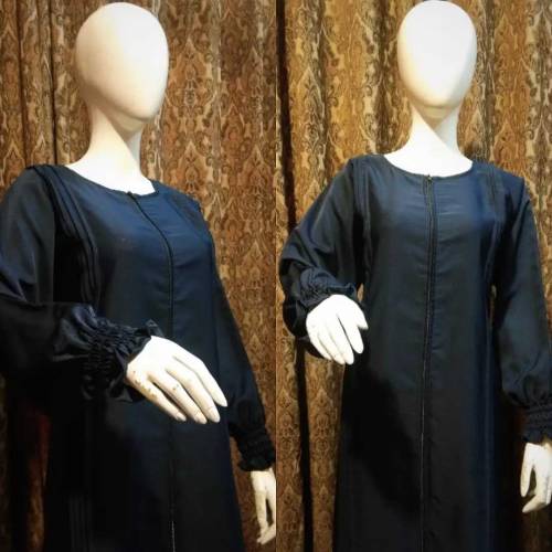 Beautiful pleated zipper abaya with elastic sleeves.