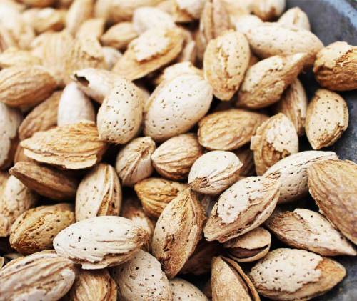 یہ ہیں کاغذی بدام جو چلکہ کے ساتھ آپ کو ملا گا