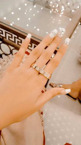 one ring in two fingers