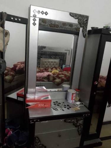 king size bed,2 side tables,1 dressing
