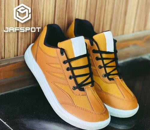 men's outdoor running desert sneakers.
