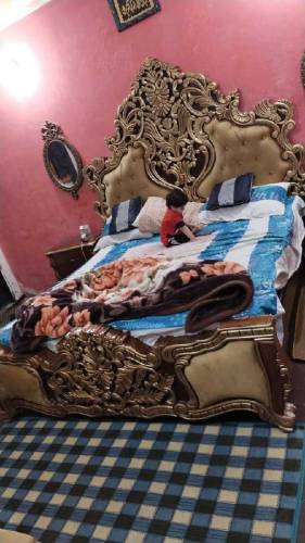 bed side table....side.mirror.....puffi....dressing table