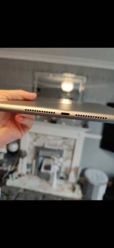 Apple iPad 6th generation 32gb amazing condition