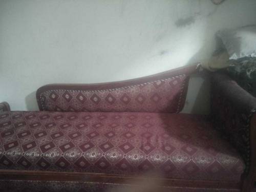 okay Seth sofa 1 years old my home use it