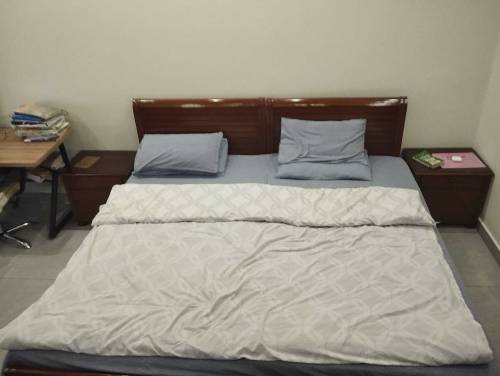 Bedroomset/King sized single beds/Sidetables/Bedroom Chairs/centretabl