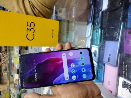 Realme C35