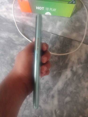 Infinix hot 10 play 4/64 6000mah battery with box and charger