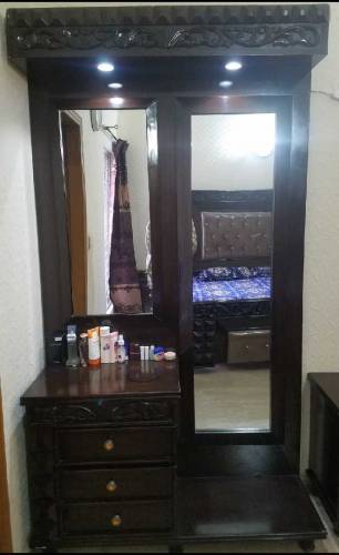 Double mirror dressing table with 2 makeup lights