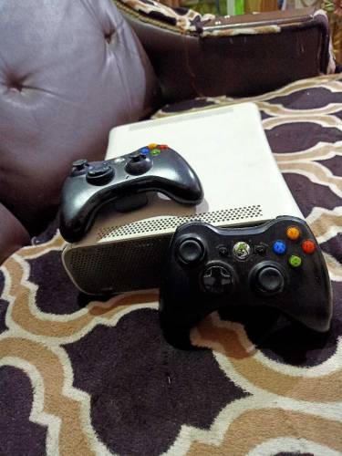 Xbox 360 with 2 controllers 