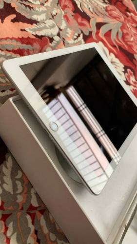 ipad 6th generation 10/10 lush condition 