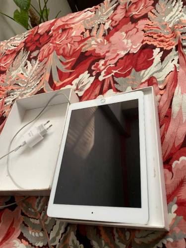 ipad 6th generation 10/10 lush condition 