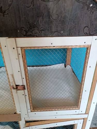 Hen house. best quality wood will be use. Two portion.15 hen are in