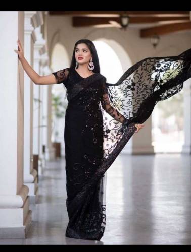 Ayeza Khan black saree