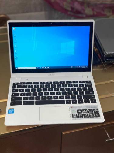 Acer c740 Toch screen laptop (windows 10)