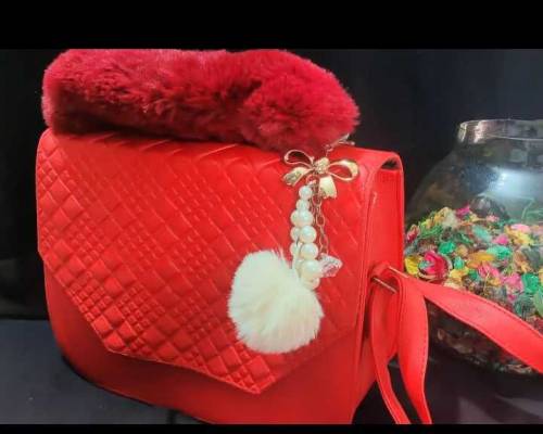 Beautiful hand bag available in different sizes 