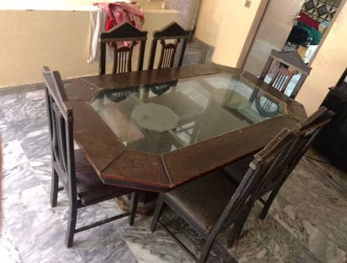 I Wana sale my dining table with 6 chairs .good condition
