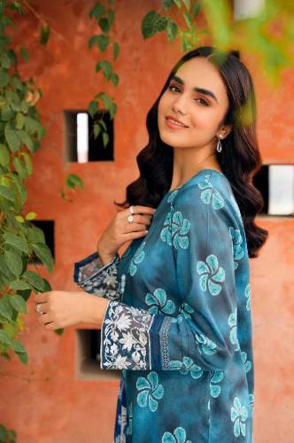  branded lawn suits 