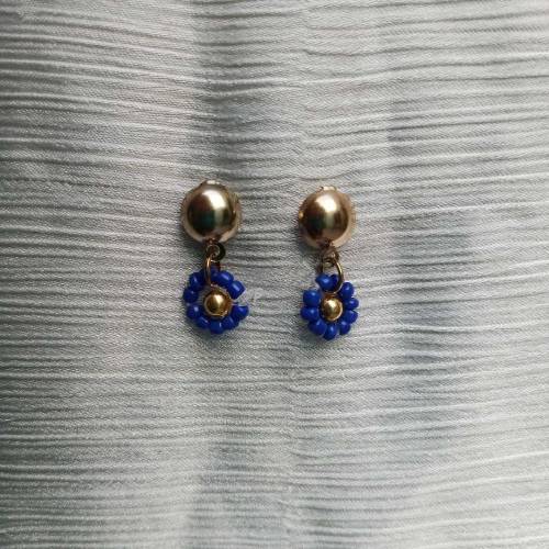 daisy flower earrings (handmade)
