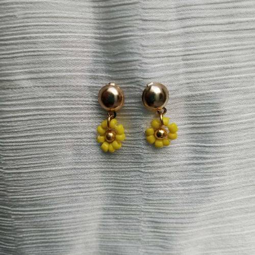 daisy flower earrings (handmade)