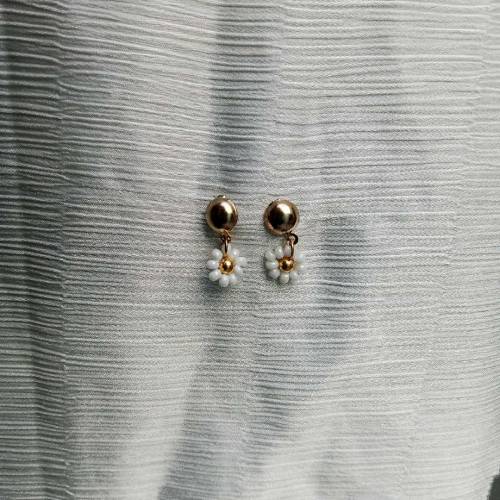 daisy flower earrings (handmade)