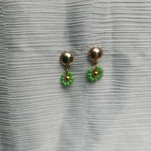 daisy flower earrings (handmade)